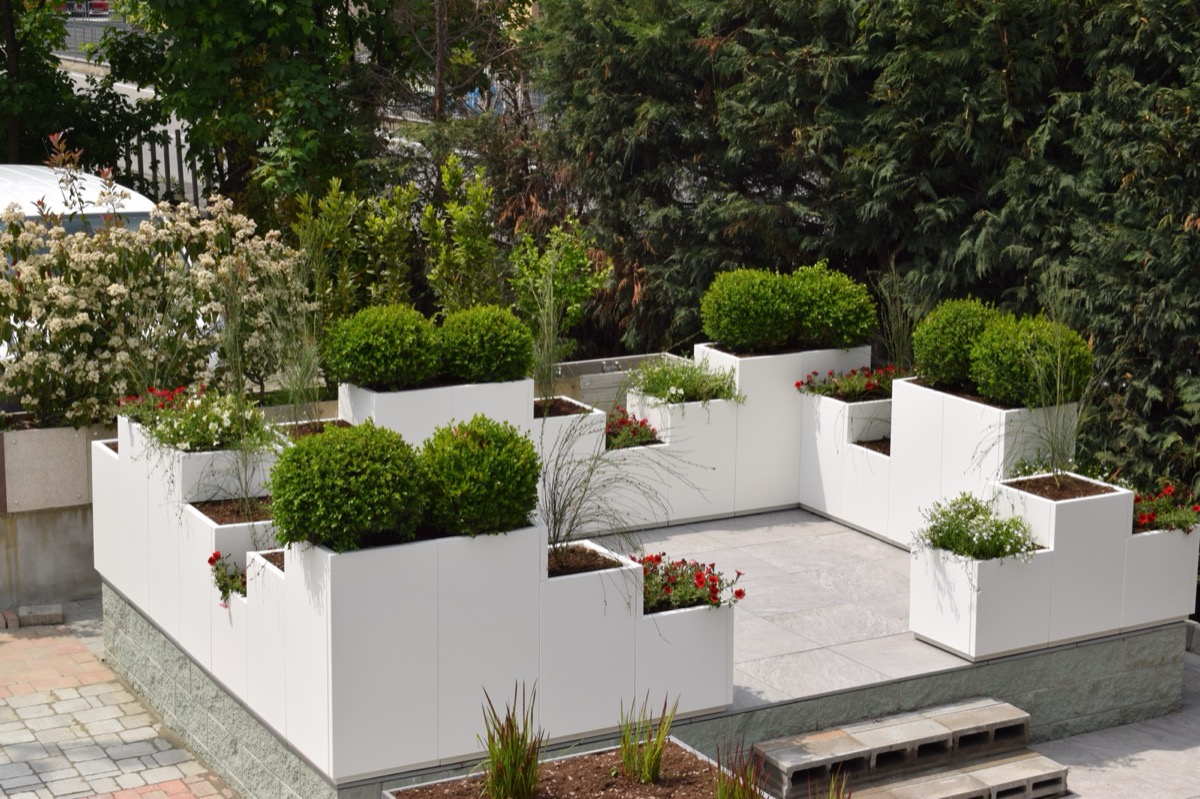 Fehér fém virágláda