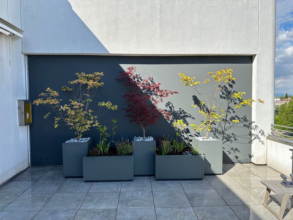 Modena terasz – fém RAL 9006 virágládák