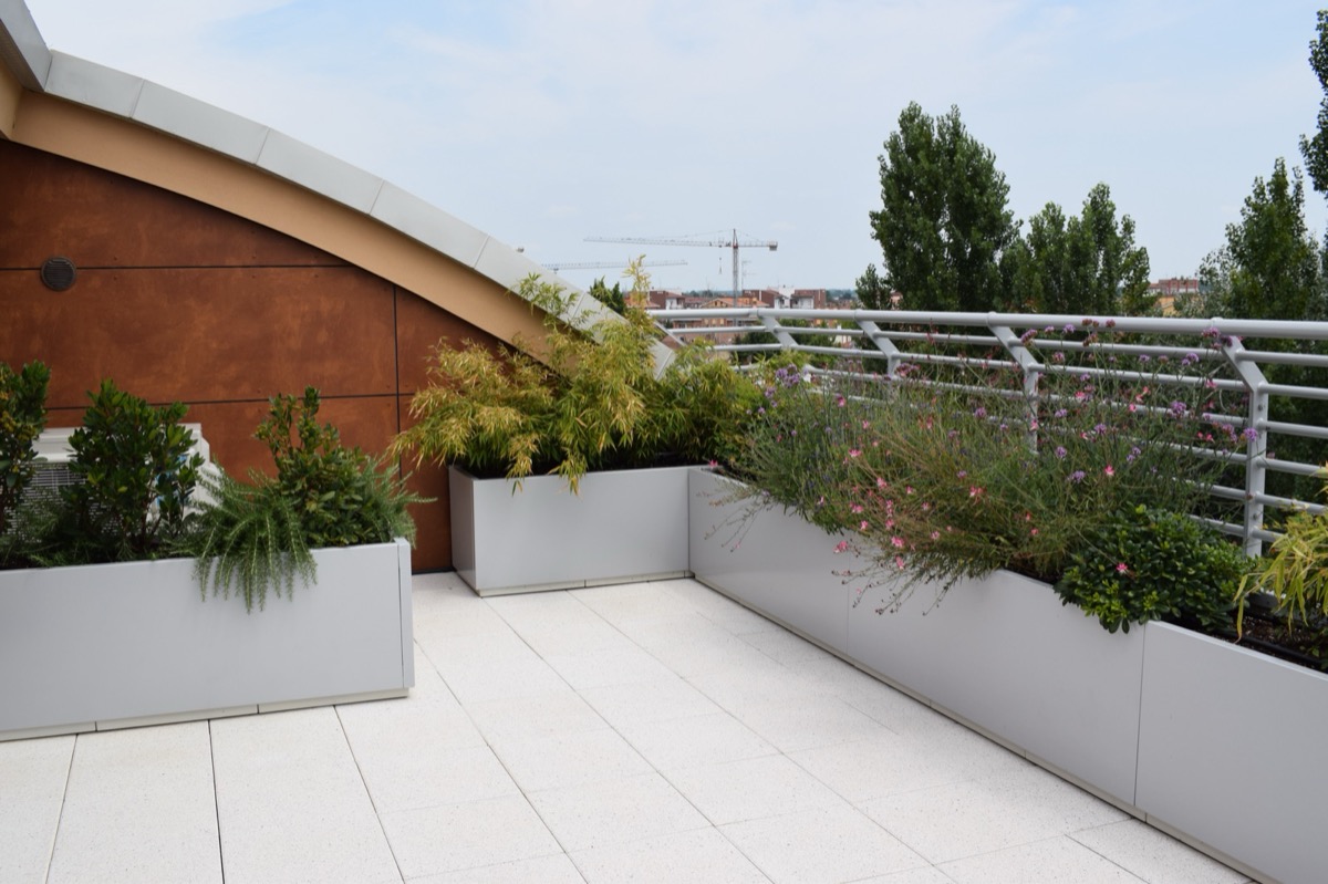 Ezüst fém virágláda részlet