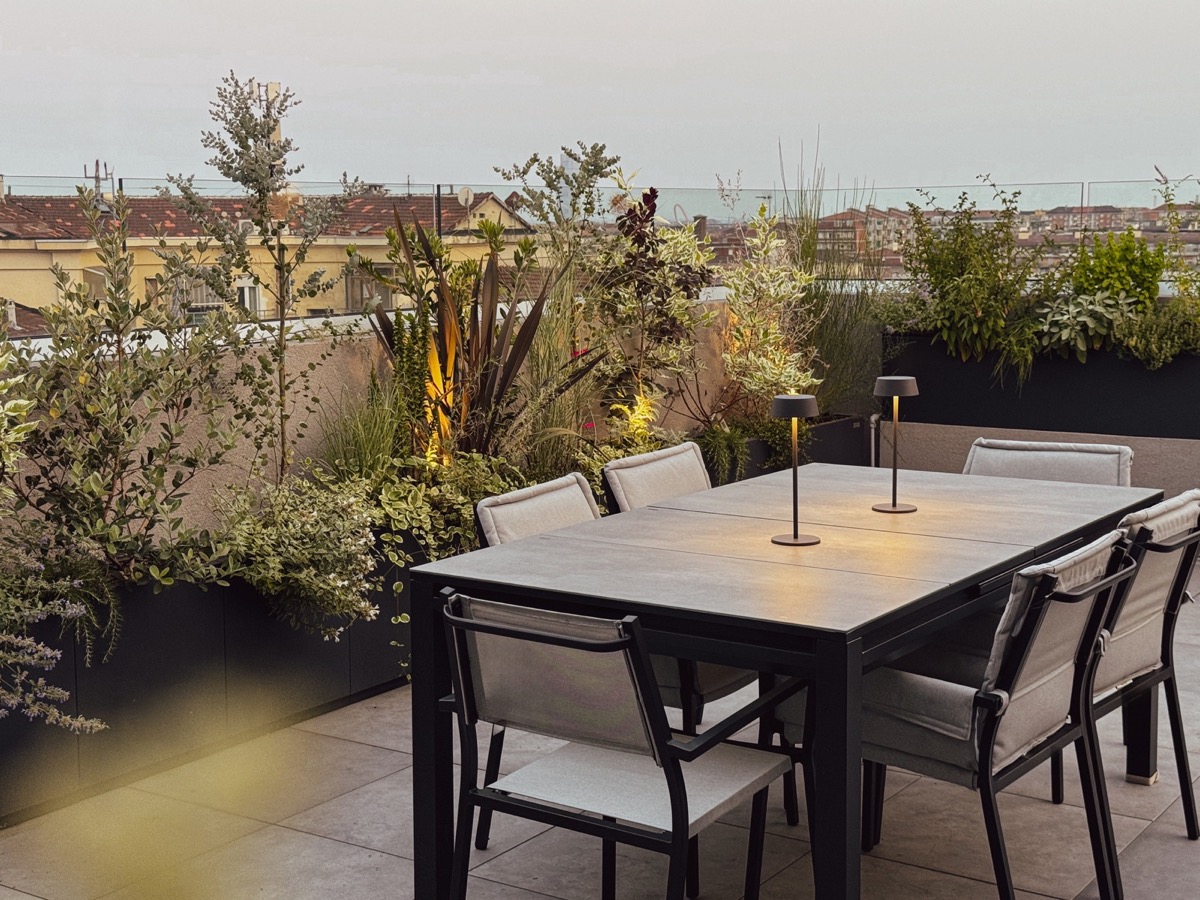 Lyon Stadion terasz – antracit virágládák