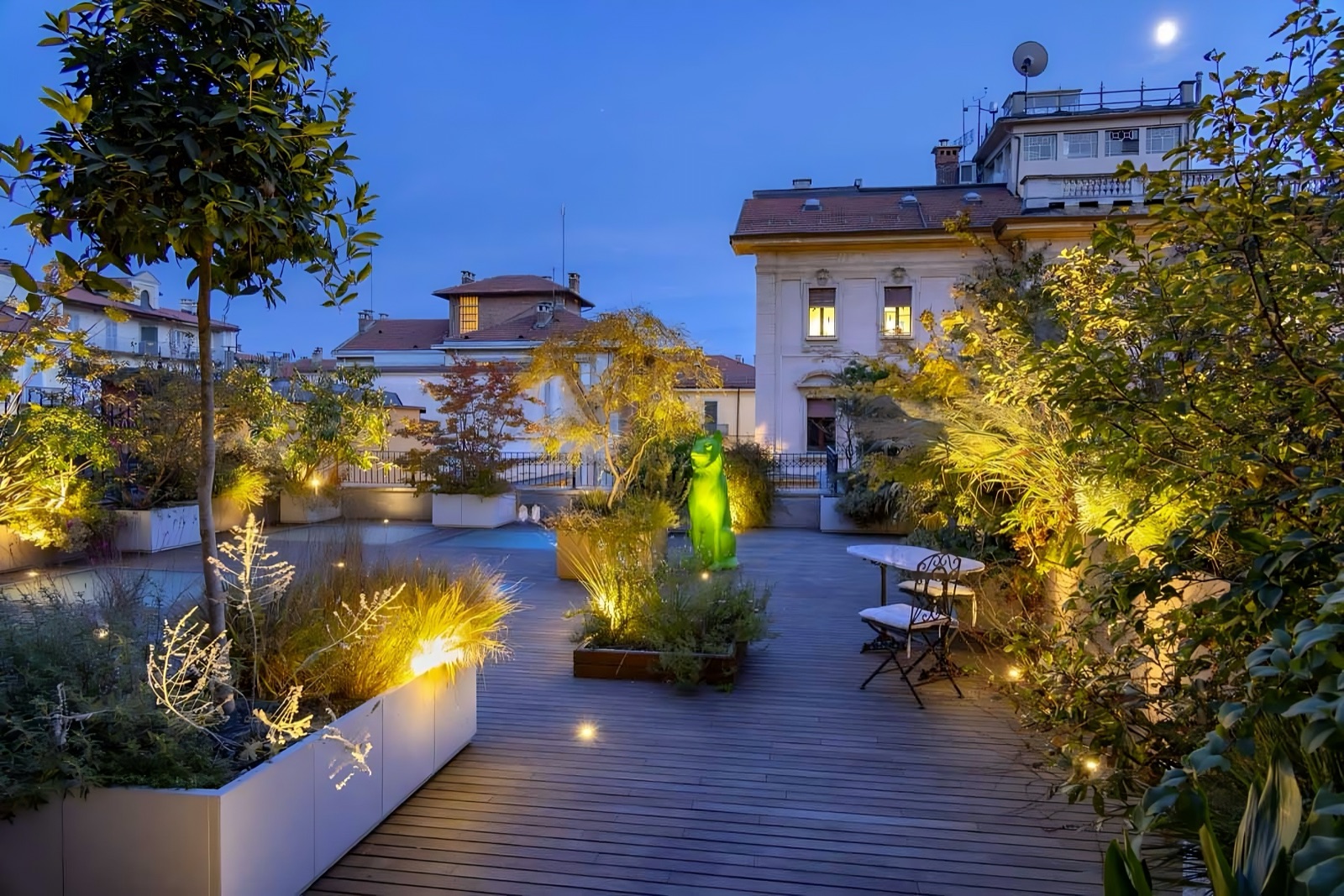 Fehér és galambszürke Domino virágládák teraszon