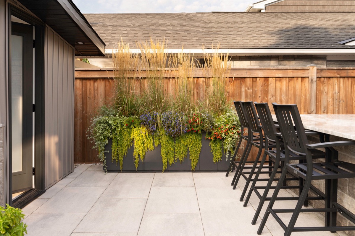 Città Alta, Bergamo – platina szürke virágládák