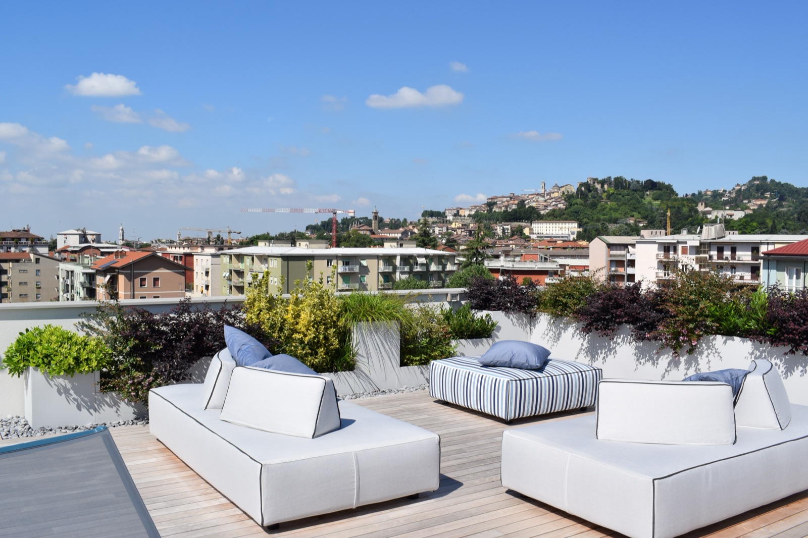 Fehér Domino virágláda terasz berendezés