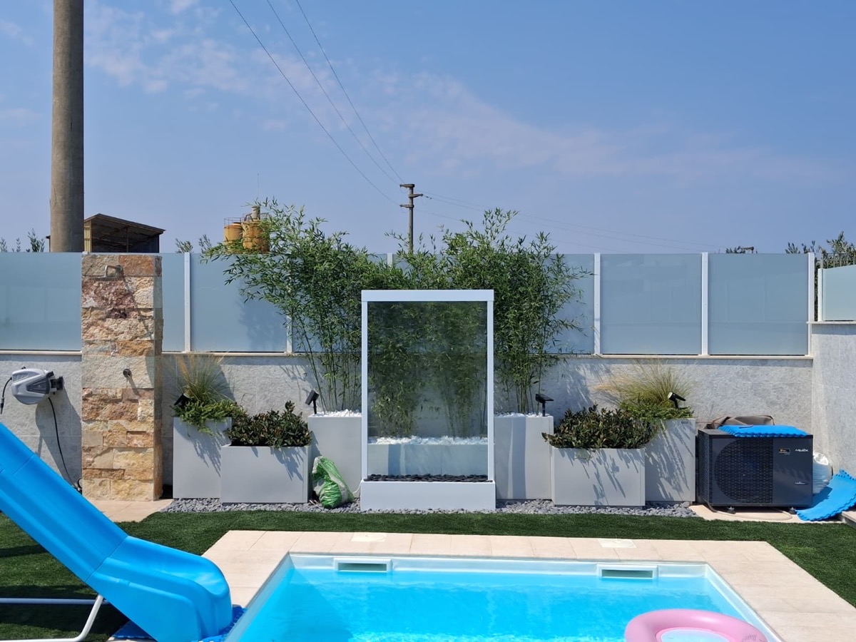 Miretti teraszok – gyöngyszürke és galambszürke virágládák