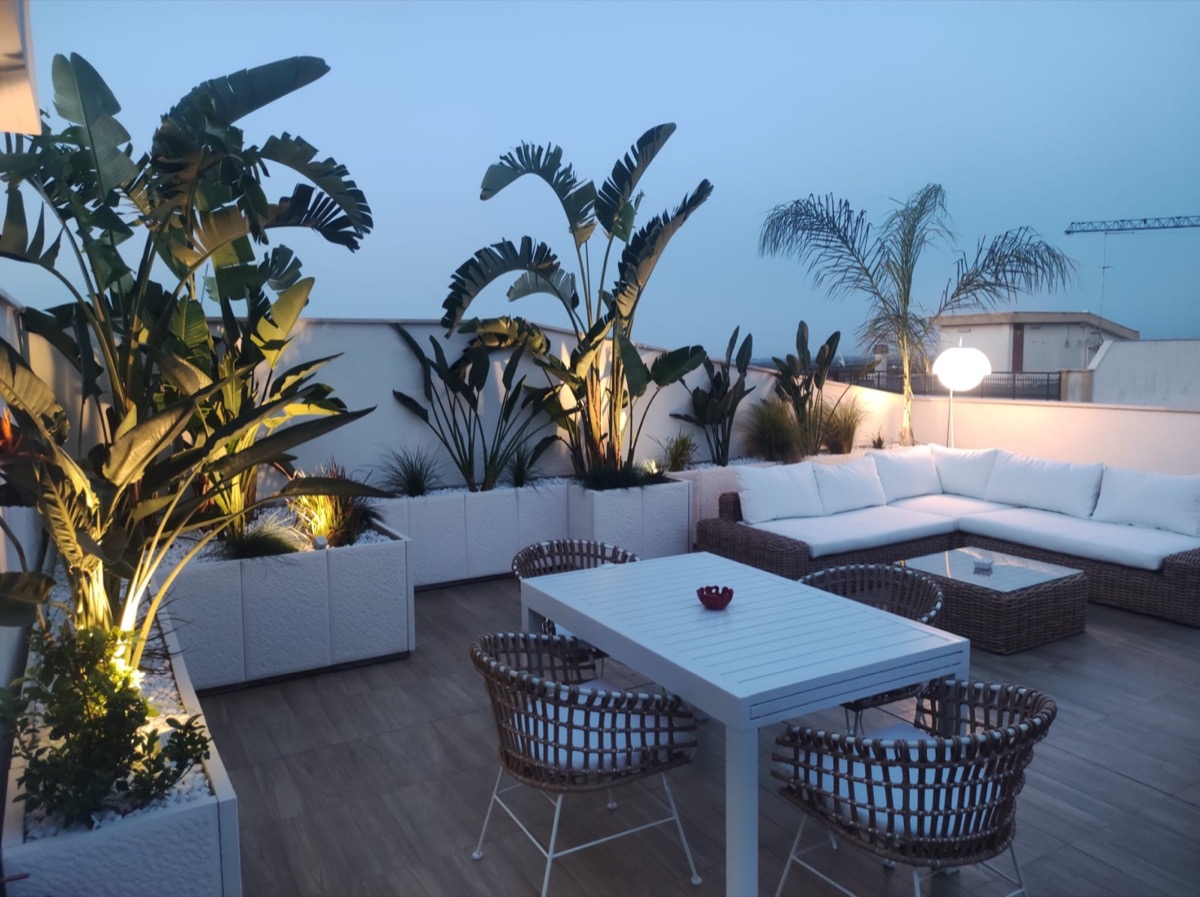 Városi oázis – Botticino fehér rekonstruált kő virágládák