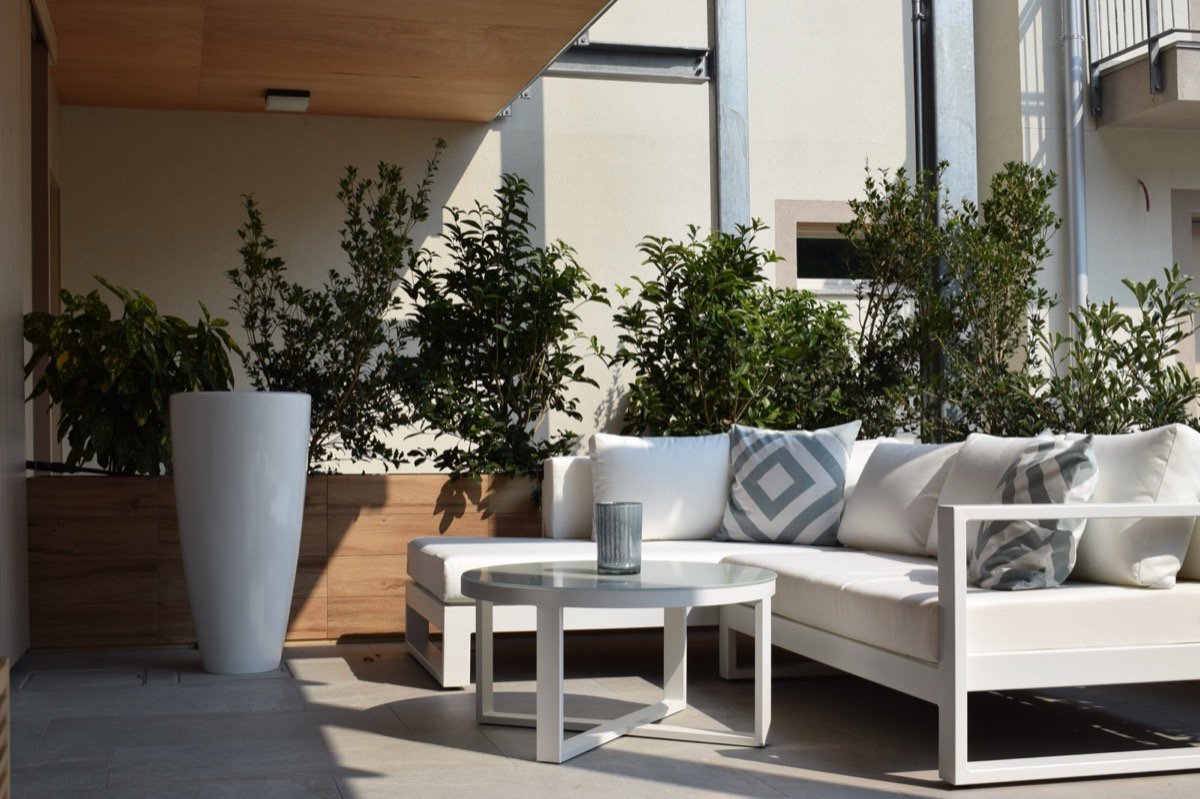 Botanikai luxus Erba – fa felületű kőedény virágládák